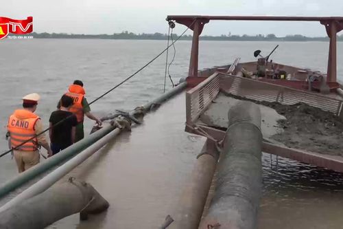 Bắt quả tang cát tặc đang 'ăn hàng' trên sông Hồng