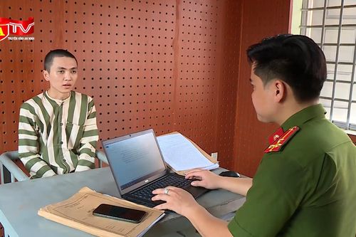 Vô cớ chặn đánh người đi đường rồi 'tiện tay' cướp tài sản