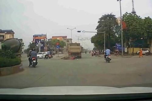 Khoảnh khắc 2 người đi xe máy suýt chết dưới gầm xe ben