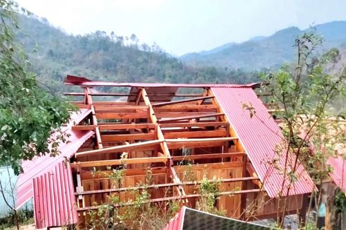Mưa đá gây hư hỏng nhà cửa tại huyện Kỳ Sơn (Nghệ An)