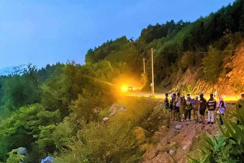 Quảng Nam: Xe máy mất thắng lao xuống vực, một người tử vong