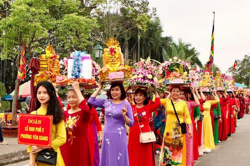 Độc đáo tục 'chui kiệu cầu may' tại Lễ hội Bạch Đằng