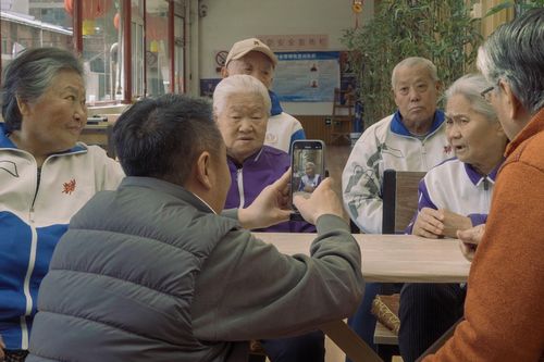Những người già tập làm video ngắn