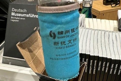 Du khách tráo bình nước 15 USD ở bảo tàng Anh