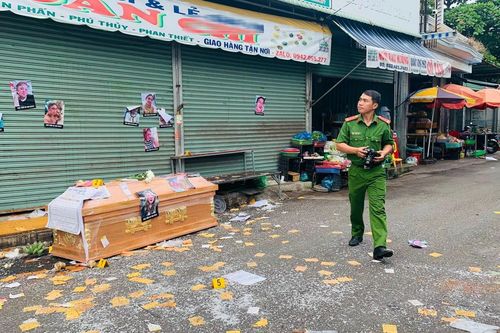 Khởi tố 18 người mang quan tài, rải vàng mã để đòi nợ