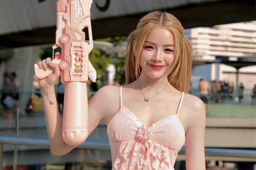 DJ Mie, Anh Thư mặc gợi cảm ở lễ hội té nước