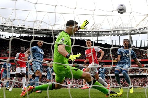 Martinez và đòn giáng mạnh cho Arsenal