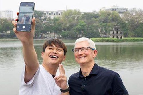 Tim Cook gặp Mỹ Linh và Duy Thẩm