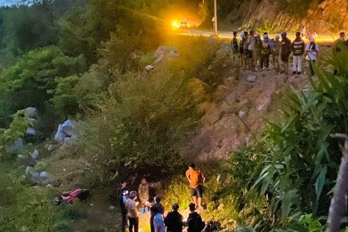 Tai nạn giao thông mới nhất 15/4/2024: xe mất phanh, 2 cô gái lao xuống vực