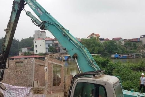 Phá dỡ 10 căn nhà nghiêng lún trên hành lang bảo vệ đê sông Cầu