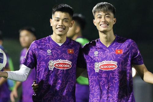 HLV Hoàng Anh Tuấn khó xử với Văn Trường?