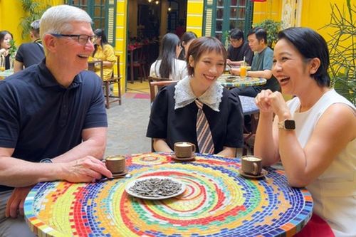 Mẹ con diva Mỹ Linh cùng CEO Apple Tim Cook uống cà phê trứng Hà Nội