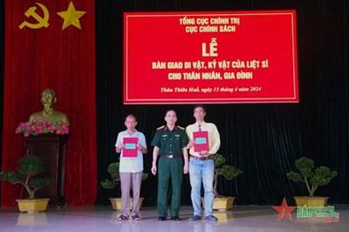 Bàn giao di vật, kỷ vật của liệt sĩ cho thân nhân tại Thừa Thiên Huế