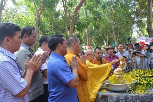 Vui Tết cổ truyền Bunpimay - Lào trên đất Việt