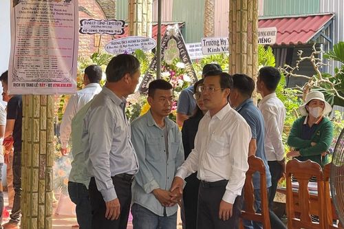 Thăm, viếng chia buồn cùng gia đình hai anh em song sinh bị đuối nước