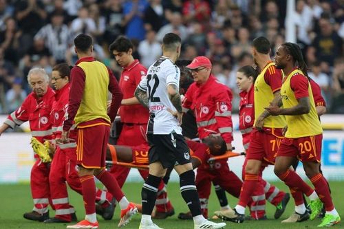 Trận Roma - Udinese bị bỏ dở sau khi hậu vệ Evan Ndicka đột quỵ trên sân