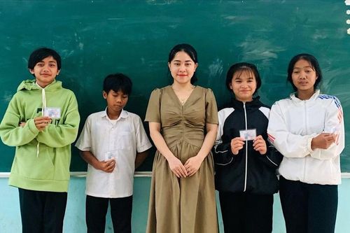 Nâng bước học sinh nghèo đến trường