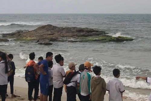 Hai học sinh đuối nước khi tắm biển Mỹ Thủy (Quảng Trị), một em mất tích