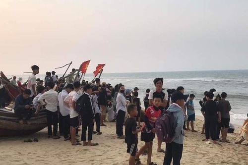 Tắm biển ở Quảng Trị, một học sinh bị sóng cuốn mất tích