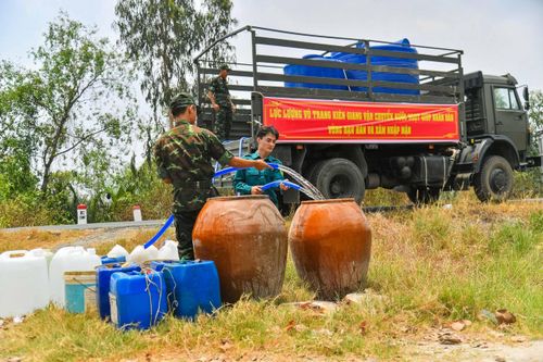Bộ đội 'tiếp' nước sạch cho người dân vùng biên tại Kiên Giang