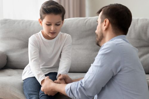 Bị bạn đánh, trẻ nên phản kháng hay 'mách' người lớn?
