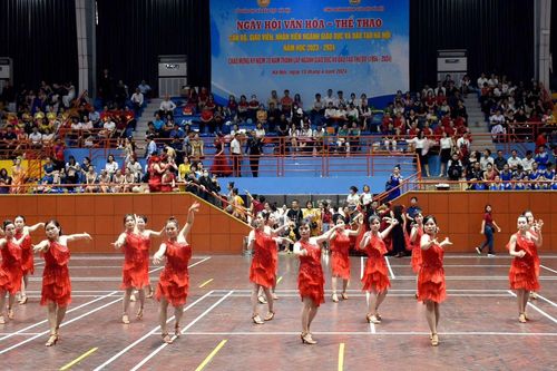 Gần 1700 nhà giáo Hà Nội sôi nổi tranh tài khiêu vũ, kéo co