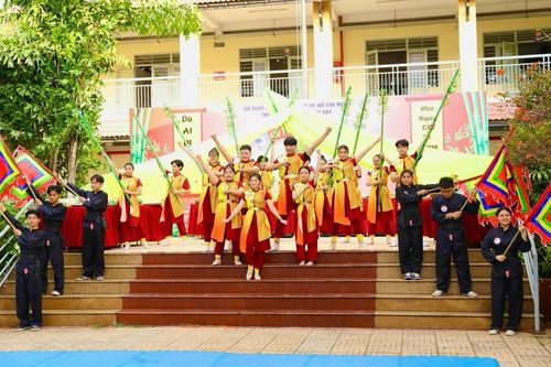 Giúp học sinh hiểu về lịch sử dân tộc