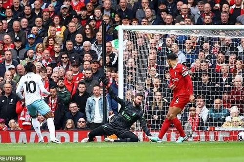 Ngoại hạng Anh: Liverpool, Arsenal cùng thua trên sân nhà; Man City hưởng lợi