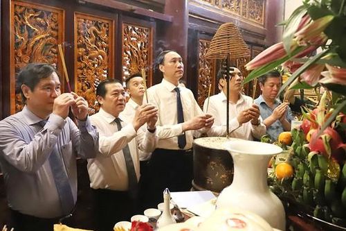 Ban Tuyên giáo Trung ương dâng hương tưởng niệm các Vua Hùng tại Phú Thọ