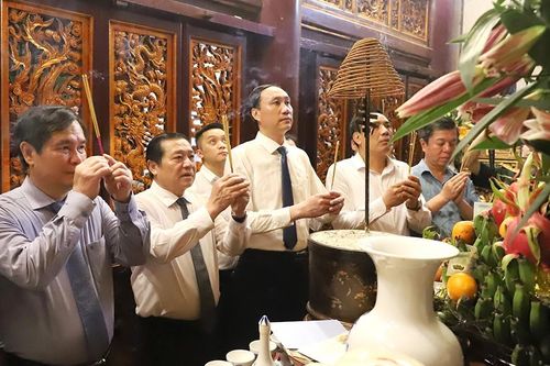 Ban Tuyên giáo Trung ương dâng hương tưởng niệm các Vua Hùng
