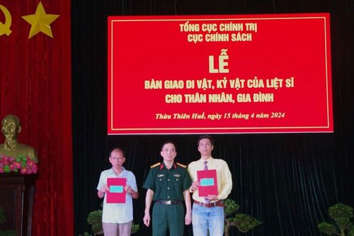 Cục Chính sách bàn giao di vật, kỷ vật cho thân nhân liệt sỹ tại Thừa Thiên Huế
