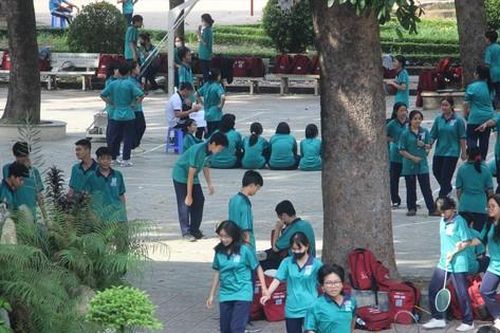Học sinh vật vã trong 'chảo lửa'