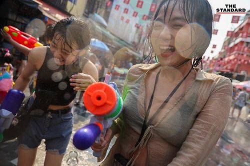 Du khách tràn xuống đường, thuê xe bán tải chơi té nước