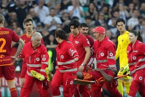 Hậu vệ Roma đổ gục xuống sân, trận Roma - Udinese bị tạm hoãn