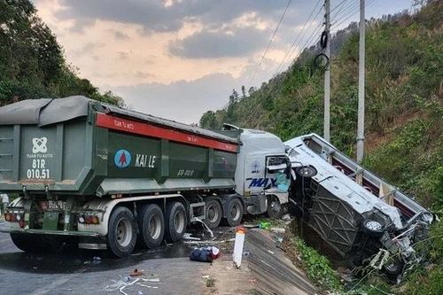 Vụ xe khách đối đầu xe tải ở Kon Tum: Tài xế xe khách lấn làn, thiếu quan sát