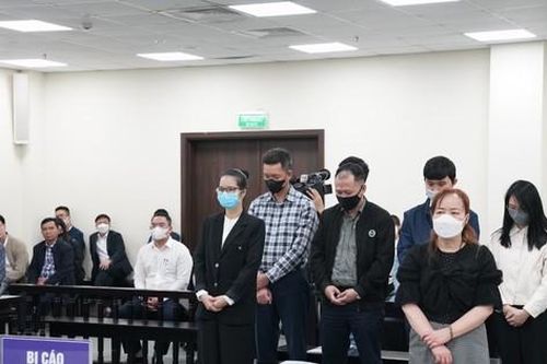 Luật sư bào chữa cho cựu Chủ tịch Vimedimex nộp nhiều tài liệu cho tòa