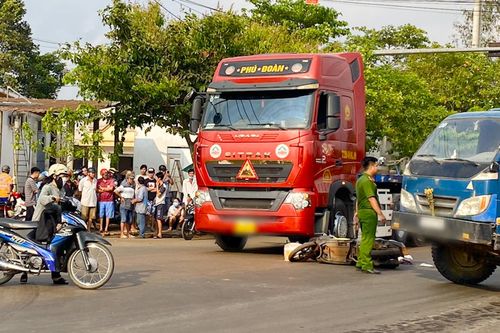 Chuyển hướng không quan sát, người phụ nữ 61 tuổi bị xe đầu kéo đâm tử vong