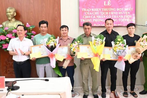 Thưởng nóng người dân tham gia bắt cướp tiệm vàng ở Long An
