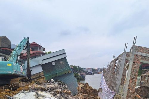Bắc Ninh tháo dỡ 10 căn nhà bị sụt lún ven sông Cầu
