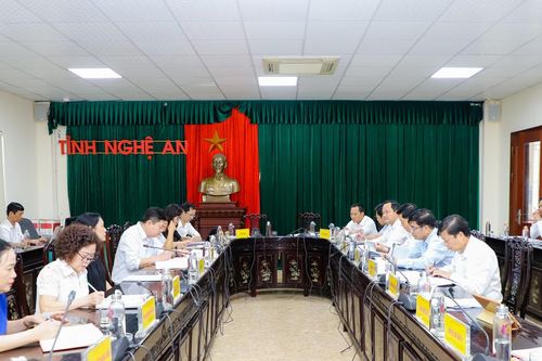 Phó Chủ tịch Thường trực UBND tỉnh Lê Hồng Vinh tiếp công dân định kỳ tháng 4/2024