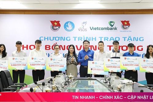 Trao 8 suất học bổng 'Vững tương lai' cho học sinh, sinh viên Hà Tĩnh