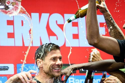 Các cầu thủ Leverkusen dội bia lên người Xabi Alonso ngay trong phòng họp báo