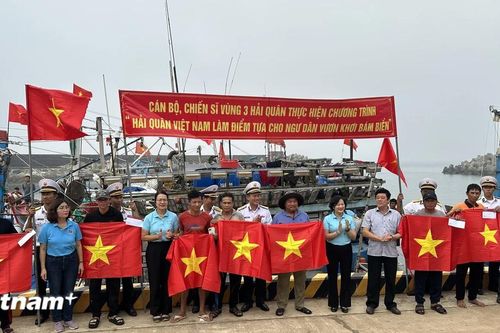 'Tự hào cờ Tổ quốc' đến với đảo tiền tiêu Cồn Cỏ