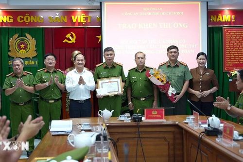 Thưởng nóng đơn vị phá vụ án 2 bé gái bị bắt cóc ở phố đi bộ Nguyễn Huệ