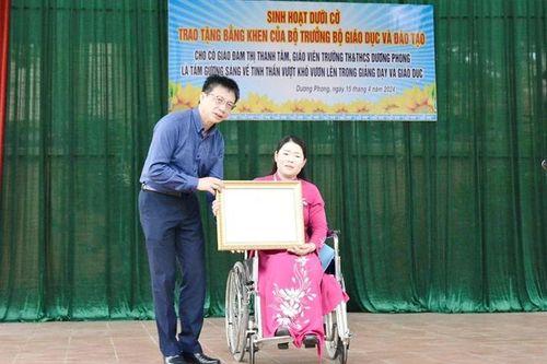 Bộ trưởng Bộ GD-ĐT tặng bằng khen cho giáo viên khuyết tật tiêu biểu
