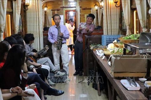 Hào hứng trải nghiệm xe lửa đêm Đà Lạt