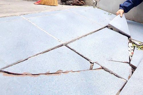 Người dân kiến nghị bồi thường vì đơn vị thi công gây nứt nhà