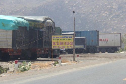 Bình Thuận tháo dỡ, xử lý hàng quán, trạm dừng nghỉ trái phép