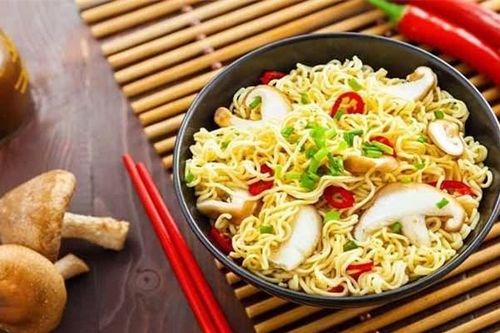 Bạn có biết ai là người phát minh ra mì ăn liền, chiều dài sợi mì bên trong một gói mì ăn liền là bao nhiêu mét? 5 sự thật thú vị về món ăn huyền thoại này