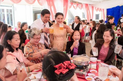 Cô dâu U60 ở Đà Lạt vỡ òa hạnh phúc trong đám cưới cổ tích bên chú rể Bình Dương